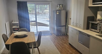 Studio Apartment 100 meters from lake and walking track