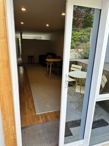 Studio Apartment 100 meters from lake and walking track 