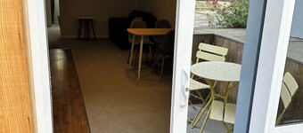 Studio Apartment 100 meters from lake and walking track 