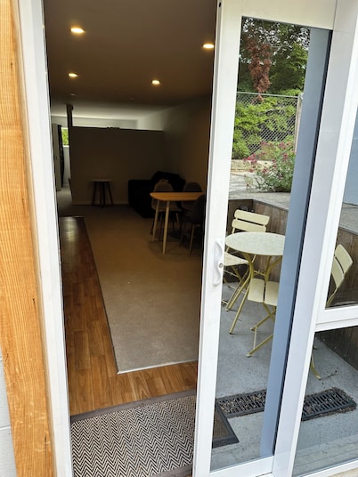 Studio Apartment 100 meters from lake and walking track