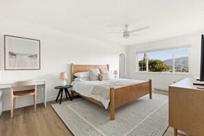 3 makuuhuonetta, työpöytä, silitysrauta/-lauta, vauvan matkasänky