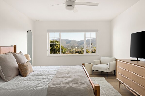 3 makuuhuonetta, työpöytä, silitysrauta/-lauta, vauvan matkasänky