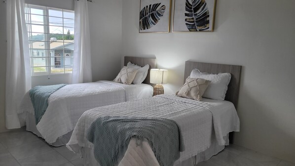 2 bedrooms, iron/ironing board, WiFi, bed sheets - Irie Rock 4 mins to the beach Cosy 2 bed with Modern Comforts in Discovery Bay  (Discovery Bay)