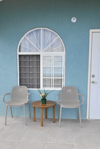 Irie Rock 4 mins to the beach Cosy 2 bed with Modern Comforts in Discovery Bay 