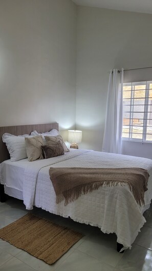 2 bedrooms, iron/ironing board, WiFi, bed sheets - Irie Rock 4 mins to the beach Cosy 2 bed with Modern Comforts in Discovery Bay  (Discovery Bay)