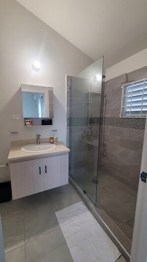 Shower, hair dryer, towels, soap - Irie Rock 4 mins to the beach Cosy 2 bed with Modern Comforts in Discovery Bay  (Discovery Bay)