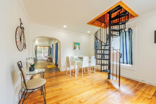 The Devonshire: Coastal comfort with firepit bikes, and kayak