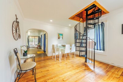 The Devonshire: Coastal comfort with firepit bikes, and kayak