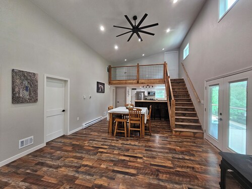 Pablo Pines House @ the Canal- Family+Pet Friendly, Trailer Parking+RV Hookups!