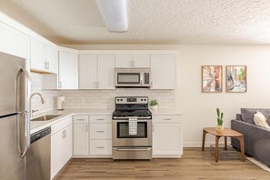 Fridge, microwave, oven, stovetop - *New* Hot Tub, Pickleball, Putt Putt -Sports Village (St. George)