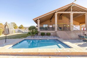 A heated pool - *New* Hot Tub, Pickleball, Putt Putt -Sports Village (St. George)