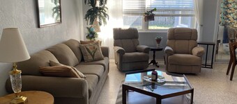 Charming Private Master Bedroom and Bathroom in Ormond Beach