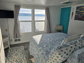 3 bedrooms, iron/ironing board, free WiFi, bed sheets - Point Herron Cottage in Manette (Bremerton)