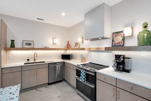 冷蔵庫、電子レンジ、オーブン、コンロ