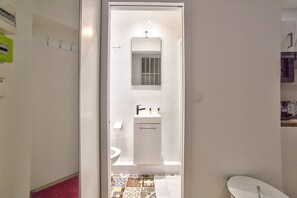 Shower, hair dryer, towels, shampoo - Cosy studio - 2P - Strasbourg-Saint-Denis (Paris)