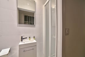 Shower, hair dryer, towels, shampoo - Cosy studio - 2P - Strasbourg-Saint-Denis (Paris)