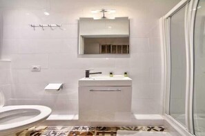 Shower, hair dryer, towels, shampoo - Cosy studio - 2P - Strasbourg-Saint-Denis (Paris)
