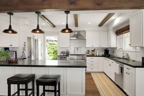 Een microgolfoven, een oven, een vaatwasser