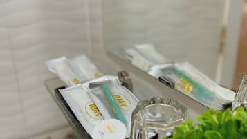 Ducha, artículos de higiene personal gratuitos y secador de pelo