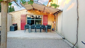 Outdoor dining - 5 bedroom cozy home in Piolenc (Piolenc)