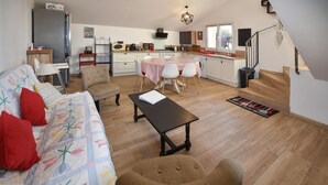TV - 5 bedroom cozy home in Piolenc (Piolenc)