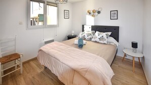 5 bedrooms, travel cot, free WiFi - 5 bedroom cozy home in Piolenc (Piolenc)