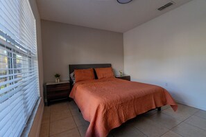 3 habitaciones, tabla de planchar con plancha y cuna de viaje 