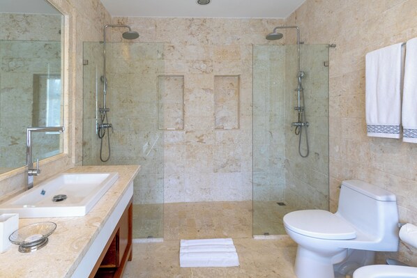 تجهيزات دش، مجففات شعر، مناشف، صابون