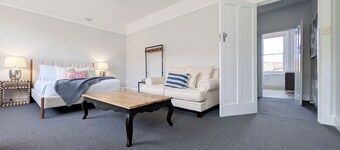 Hobart City Life With Parking and Wifi