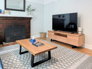 TV - Hobart City Life With Parking and Wifi (Hobart City)