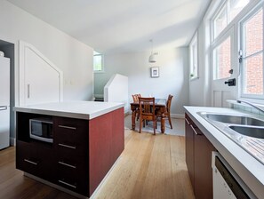 Micro-ondes, four, plaque de cuisson, lave-vaisselle