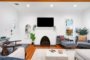 Smart TV, fireplace - Botanica - A Birdy Vacation Rental (San Antonio)