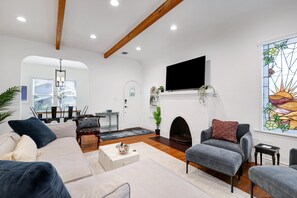 Una Smart TV, una chimenea
