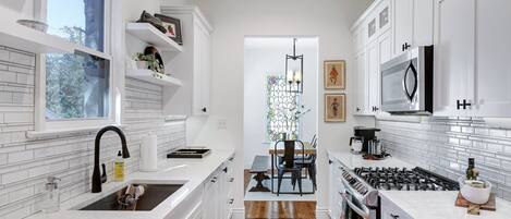 Frigorífico, microondas, horno y placa de cocina