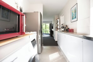 Køleskab, mikrobølgeovn, ovn, kaffe-/temaskine