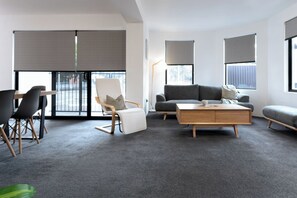 TV - City Retreat with Parking (Launceston)