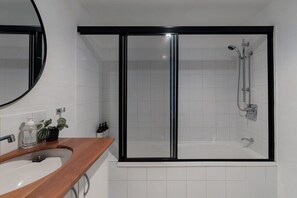 Dusj, hårføner og håndklær