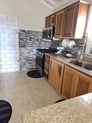 Private kitchen - Charming 2-bedroom house with WiFi, AC in enjoyable Falmouth (Falmouth)