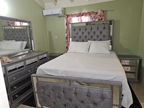 2 bedrooms, iron/ironing board, WiFi, bed sheets - Charming 2-bedroom house with WiFi, AC in enjoyable Falmouth (Falmouth)