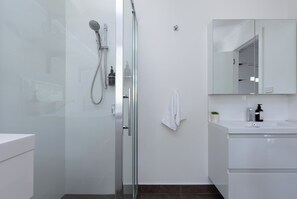 Dusche, Haartrockner, Handtücher
