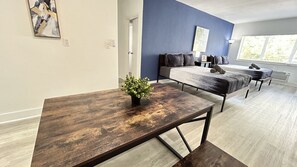 1 habitación, tabla de planchar con plancha, wifi gratis y ropa de cama 