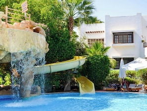 حمام سباحة