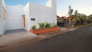 A modern building with a sign reading "VILLA Mi Casa".