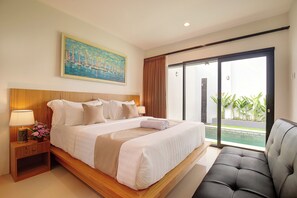 Ein modernes Hotelzimmer mit einem großen Bett, einer Couch, einem Gemälde und Blick auf einen Pool.