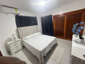 3 habitaciones, tabla de planchar con plancha, wifi y ropa de cama 