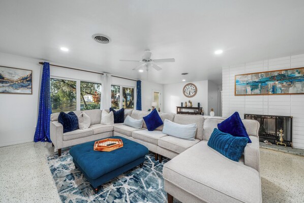 Téléviseur connecté, foyer, livres, imprimante