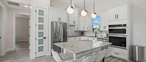 ثلاجة، ميكروويف، فرن، موقد طهي مسطح