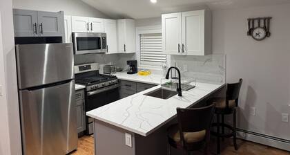 Spacious 3-bedroom unit, with WiFi, 2 bathroom full kitchen, dining area, 4 TVs