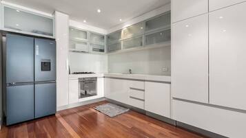 Fridge, microwave, oven, stovetop