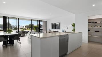 Refrigerador, microondas, horno, placa de cocina